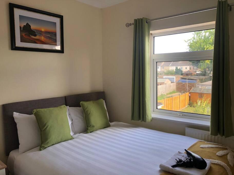 Edinburgh Street Home - Beautiful House With Free Parking And Wifi, Equipped With Comfy Furnitures Swindon Exterior foto